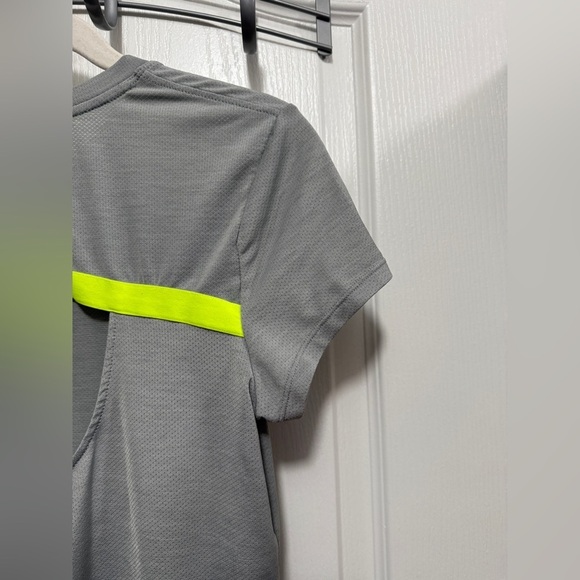 Athleta Shirt Open Back Breathable Stretch Womens S Gray Athleisure Casual EUC - Picture 15 of 16